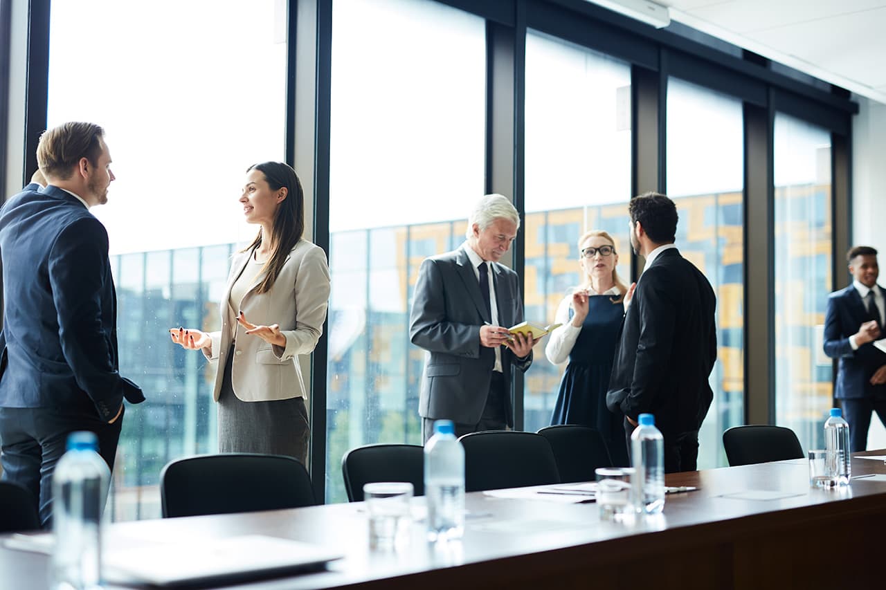 An RFBS-credentialed advisor helping a federal employee